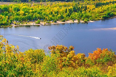 秋初清晨阳光明媚的日朱利山中伏尔加河风景森林旅游摩托艇自然速度农村国家全景池塘娱乐图片