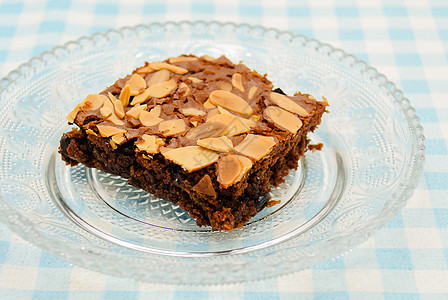 巧克力巧克力布朗尼和杏仁涂在玻璃盘上美食可可烹饪食物巧克力甜点面包傻事蛋糕坚果图片