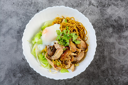 鸡蛋面用烤鸡和软肉炒鸡煮干辣椒油炸胡椒筷子烹饪蜂蜜午餐美食食物拉面图片