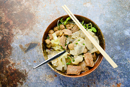 有肉球的Wonton汤 春洋葱盛大棕色午餐蔬菜烹饪食物餐厅勺子水饺桌子面条美食图片