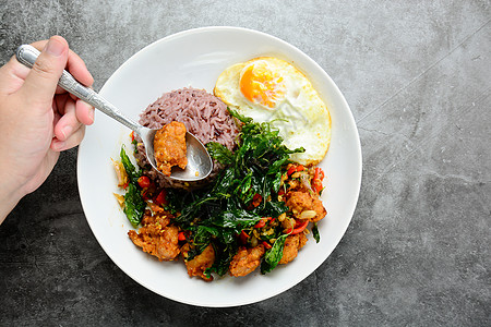 用绿色烤烤鸡煮的煎鸡肉 用蒸米饭供应食物胡椒美食软垫街道叶子油炸烹饪辣椒桌子图片