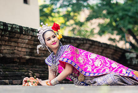 穿着典型 传统泰国服装的亚洲妇女 是一公升女孩女士女性戏服金子衣服历史展示成人节日图片