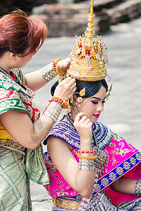 穿着典型 传统泰国服装的亚洲妇女 是一公升丝绸装饰品展示女孩舞蹈家文化女性历史节日裙子图片