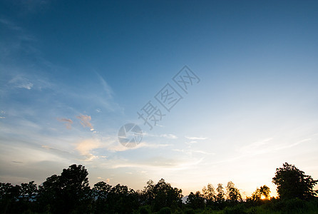 在晴朗的一天 蓝天空中的云朵天空蓝色晴天天堂阳光天际场景空气自由环境图片