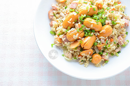 烟熏香肠炒米饭 简单但又可口的快速炒饭海鲜早餐蔬菜烹饪午餐洋葱美食油炸盘子食物图片