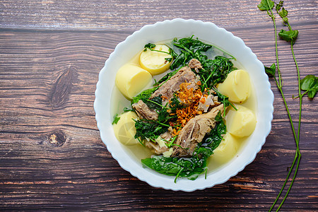 软白豆腐和猪肉骨头的常春汤烹饪食物营养餐厅午餐盘子蔬菜球菌美食叶子图片