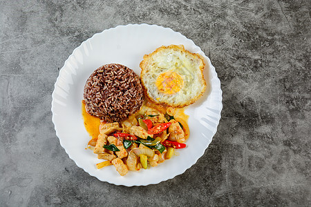 烤鸡炸鸡甜洋葱和辣椒 配有棕米饭餐厅美食洋葱平底锅午餐盘子油炸蔬菜腰果胡椒图片