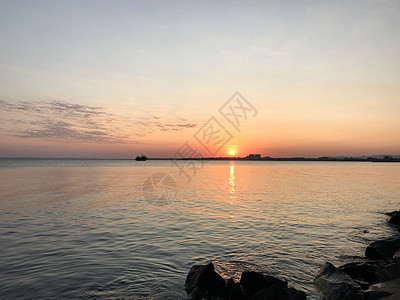 保加利亚Pomorie附近美丽的日落地平线海浪旅行魔法海景阳光天堂海岸线天空场景图片