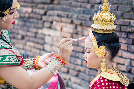 穿着典型 传统泰国服装的亚洲妇女 是一公升丝绸衣服女性装饰品文化节日历史戏服展示舞蹈家图片