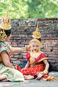 穿着典型 传统泰国服装的亚洲妇女 是一公升手势成人戏服历史丝绸女性装饰品女孩展示舞蹈图片