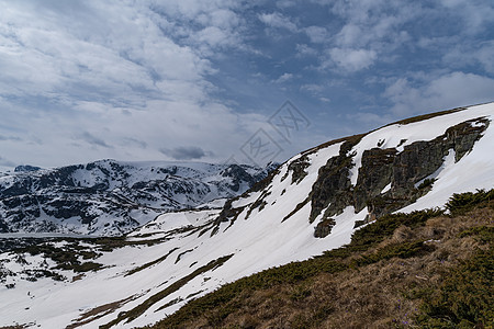 保加利亚冬季山地景观 里拉山 七里拉公园全景场景天气湖泊旅行荒野顶峰滑雪山脉图片