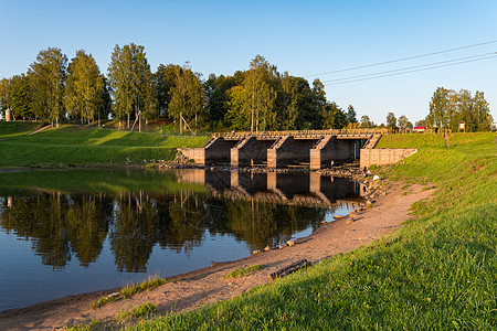 新恢复的历史性Tikhvin供水系统元素     Woo森林水闸运河渠道支撑网关城市水库地区运输图片