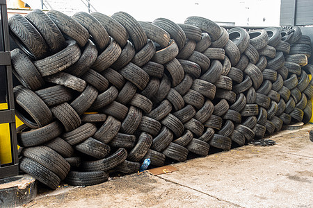 轮胎堆回收黑色橡皮卡车废料运输驾驶垃圾车辆汽车图片
