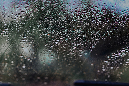 挡风玻璃上的雨滴 模糊的场景图片