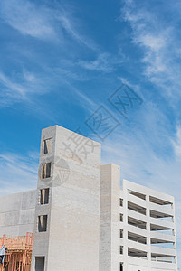 美国得克萨斯州达拉斯附近带多层车库和电梯的公寓建筑施工工具邻里办公室钢架房地产碎石木材蓝天白云开发摩天大楼图片