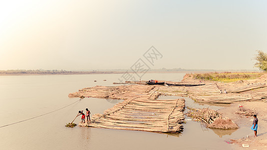 Nadia 西孟加拉邦 2018 年 10 月-在 Hooghly 河上钓鱼竹筏 当地名称 描述简单的农村生活的一个沿海印地安渔图片