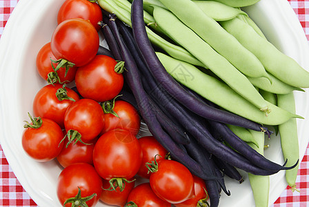 樱桃西红茄 含有紫色法式豆豆和绿色卡利普索豆图片