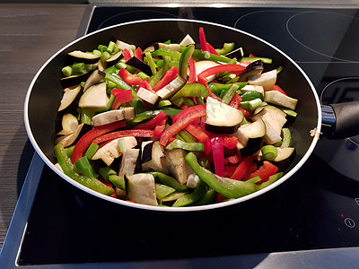 在锅里煮菜饭蔬菜主食木头辣椒状态马铃薯摄影木板健康饮食素菜煎锅图片