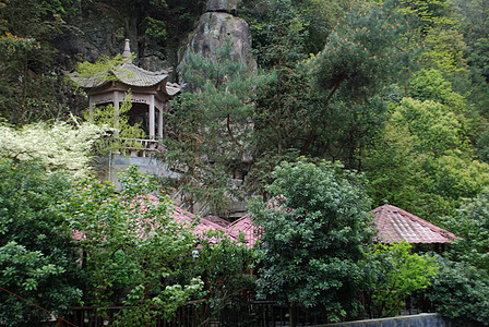 在远离城市的山上 有一座古老的寺庙宝塔树木旅行建筑学森林房子绿色公园建筑花园图片