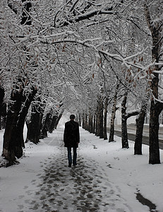 城市中清雪 孤独的男人走在路边图片