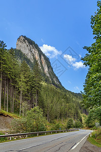 奥地利阿尔卑斯山景观场景岩石旅行绿色森林蓝色天空旅游图片