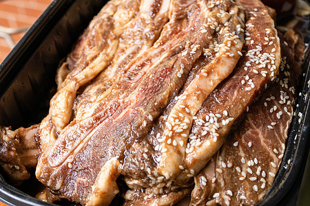 一碗生牛肉肋排牛排牛肉腰部牛扒炙烤鱼片厨房白色食物木板肋骨图片