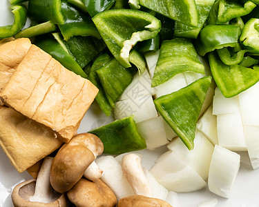 绿胡椒 豆腐 洋葱和盘子里的蘑菇美食胡椒饮食绿色白色沙拉午餐食物健康蔬菜图片
