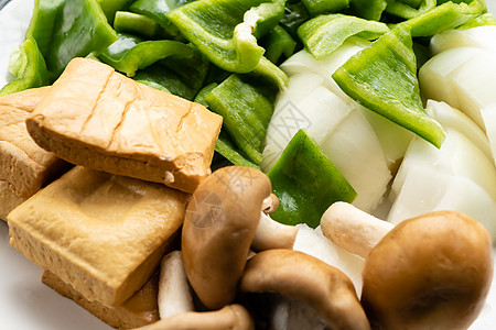 绿胡椒 豆腐 洋葱和盘子里的蘑菇蔬菜健康午餐白色绿色胡椒沙拉食物美食饮食图片