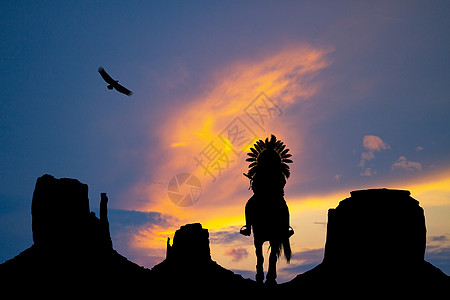 美洲印第安人骑着马在巨石谷皮肤帐篷帽子动物文化日落住民峡谷插图鬃毛图片