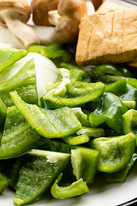 绿胡椒 豆腐 洋葱和盘子里的蘑菇饮食健康午餐美食胡椒绿色蔬菜白色沙拉食物图片