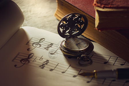 音乐笔记和旧书 木桌背面有袖手表作品酒吧黑暗古董边缘桌子歌曲旋律写作钥匙图片