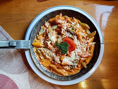 锅碗面面铁锅食谱午餐洋葱叶子家常饭蔬菜平移食物盘子图片