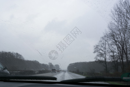 条件反射玻璃下雨高清图片