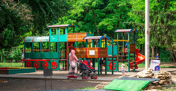人们在敖德萨高尔基公园散步和放松电影城市旅游雕塑长椅树木喷泉隐私植物景观图片