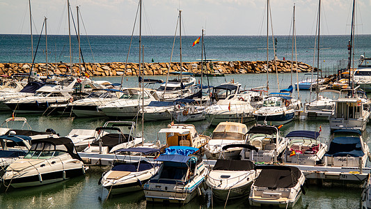 Pilar 码头视图游艇柱子海防旗帜港口海景海洋起重机图片