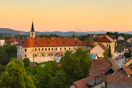 Metlika的全景 斯洛文尼亚 欧洲城市城堡教会建筑学森林旅行建筑景观目的地历史性图片