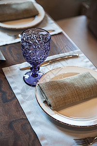 餐厅桌上的空盘子桌子刀具菜单酒杯庆典午餐装饰玻璃宴会风格图片
