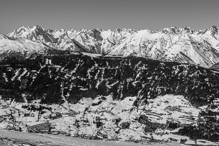 冬天美丽的山顶 寒冬森林远足高山黑色木头滑雪运动爬坡环境滑雪板图片