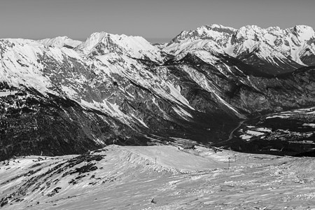 冬天美丽的山顶 寒冬森林黑色旅游滑雪板环境爬坡远足白色运动顶峰图片