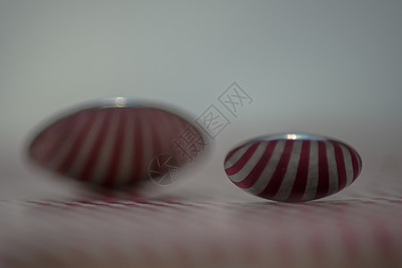 两个勺子 反映红线厨房盘子红色条纹金属宏观食物银器线条反射图片