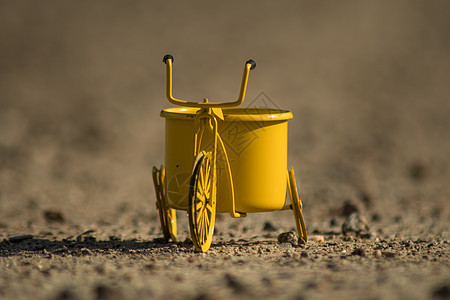 户外黄色玩具自行车轮子碎石运输座位娱乐车辆闲暇踏板乡愁童年图片