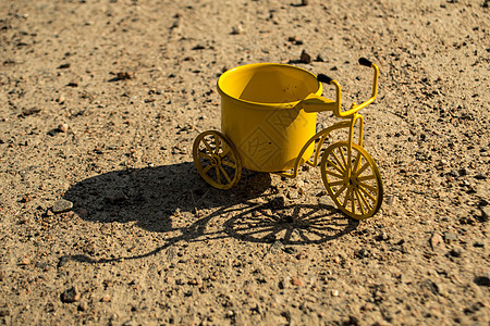 户外黄色玩具自行车娱乐小路车轮踏板童年车辆乡愁闲暇三轮车学习图片