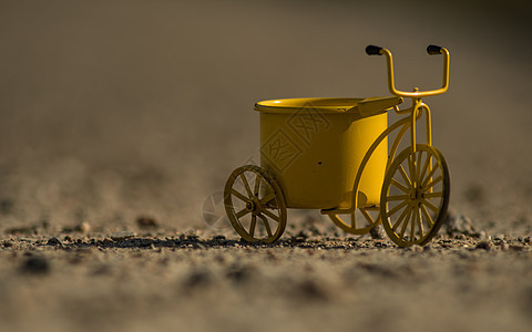 户外黄色玩具自行车童年三轮车乡愁踏板学习车轮乐趣闲暇车辆轮子图片