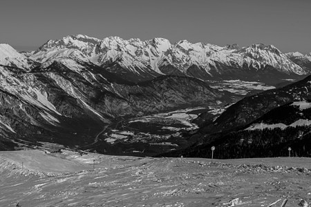 冬天美丽的山顶 寒冬环境白色高山森林滑雪爬坡黑色天空顶峰远足图片