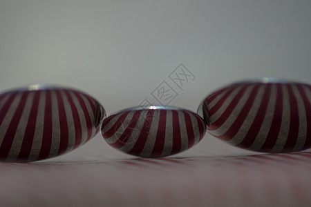 三勺 反映红线宏观红色反射金属勺子银器线条盘子用具条纹图片
