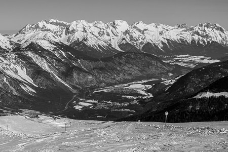 冬天美丽的山顶 寒冬黑色天空滑雪板木头森林旅游滑雪环境顶峰运动图片