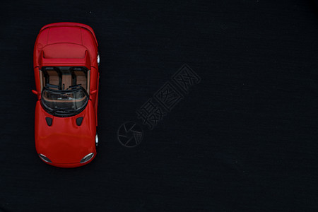 一辆红色玩具车的平板收藏车轮座位高视角驾驶乡愁运输交通白色黑色图片