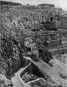 在Const附近的石层岩石中铺有空洞隧道的山地公路分层环境插图绘画历史旅行古董艺术艺术品蚀刻图片