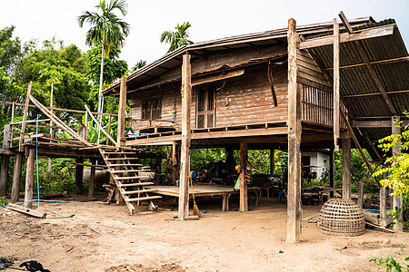泰国原住民在村里的传统房屋 传统住房 泰族图片