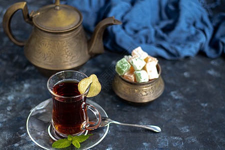 阿拉伯 东方茶加柠檬水果桌子茶壶食物饮料绿色液体薄荷白色棕色图片